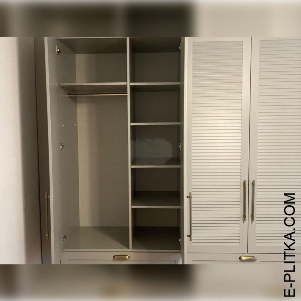 Сіра розпашна шафа для спальні з жалюзійними дверками