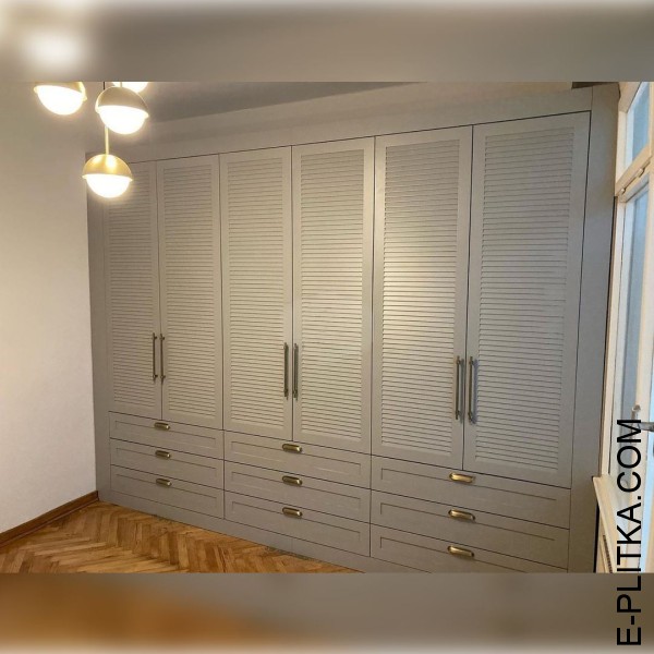 Сіра розпашна шафа для спальні з жалюзійними дверками