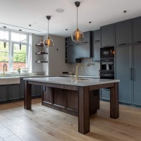 Большая кухня в частный дом с островом из дерева