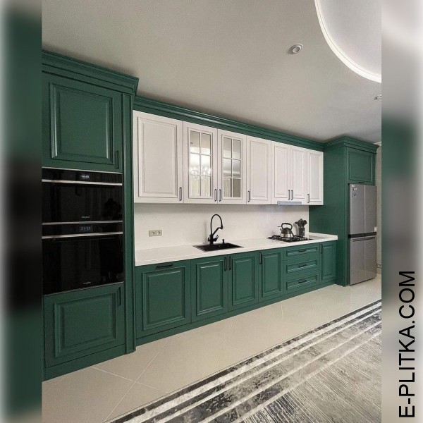 Темно-зелена кухня у стилі класика з білими шафами