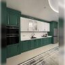 Темно-зелена кухня у стилі класика з білими шафами