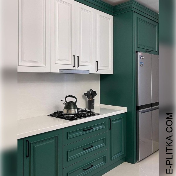 Изготавливаем кухни в Киеве под заказ любых размеров и по индивидуальному дизайн-проекту. Классическая мебель в кухню зеленого цвета с белыми шкафами до потолка и столешницей из акрилового камня. ЗВОНИТЕ ☎️ (063) 641 35 65 ✔️ Лучшее качество!