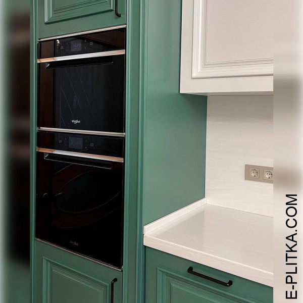 Темно-зелена кухня у стилі класика з білими шафами