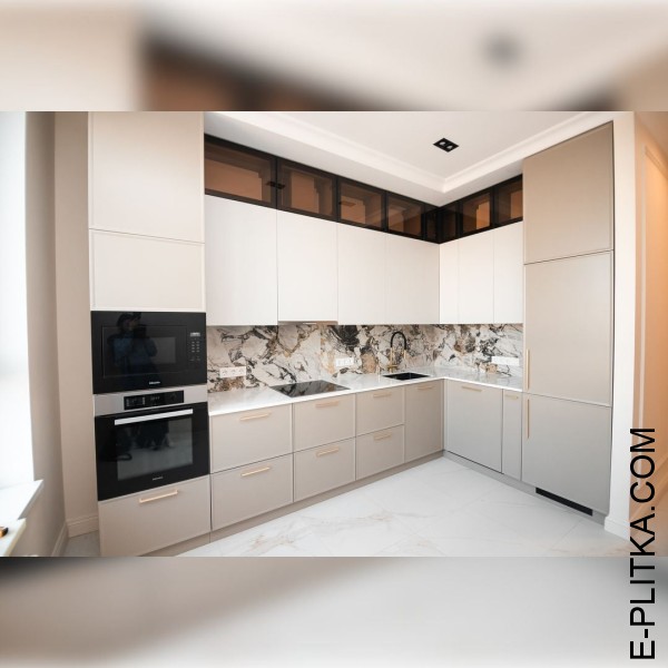 Сучасна кухня у двох світлих тонах