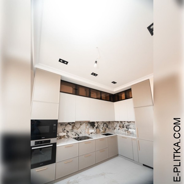 Сучасна кухня у двох світлих тонах