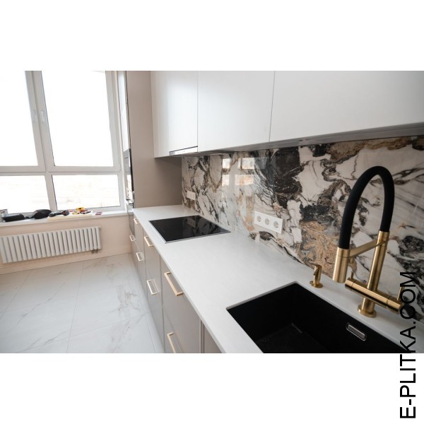 Сучасна кухня у двох світлих тонах