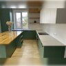 Угловая кухня зеленого цвета с деревянным островом