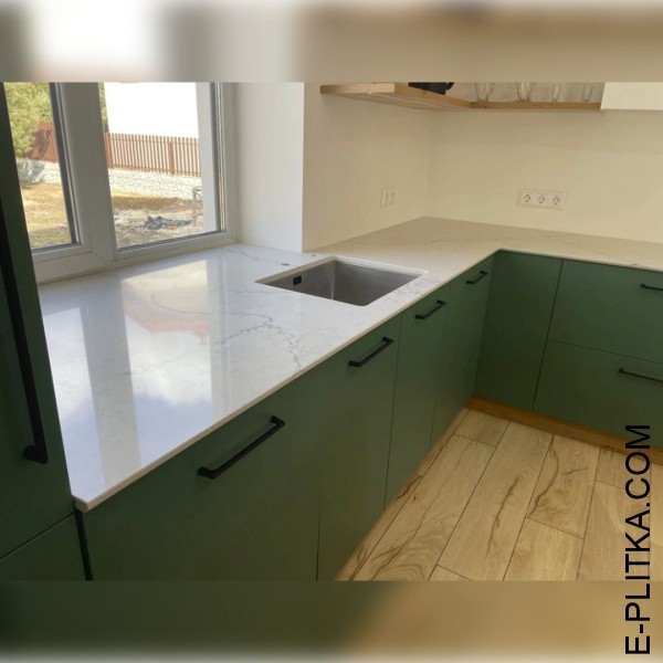 Угловая кухня зеленого цвета с деревянным островом