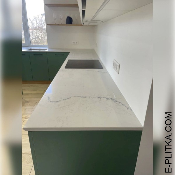 Угловая кухня зеленого цвета с деревянным островом