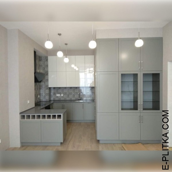 Матовая кухня серого цвета со шкафами белый глянец