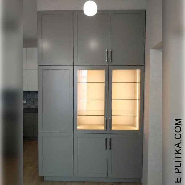 Матовая кухня серого цвета со шкафами белый глянец
