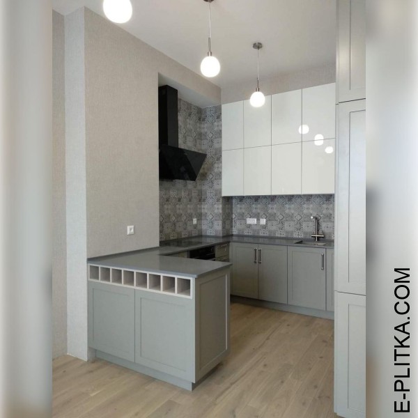 Изготавливаем кухни в Киеве под заказ любых размеров и по индивидуальному дизайн-проекту. Неоклассическая мебель в кухню с серыми рамочными фасадами и белыми глянцевыми шкафчиками. ЗВОНИТЕ ☎️ (063) 641 35 65 ✔️ Лучшее качество!