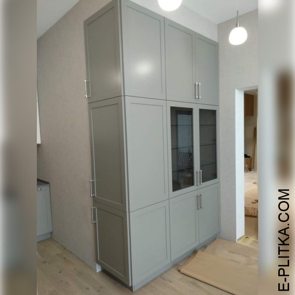 Матовая кухня серого цвета со шкафами белый глянец