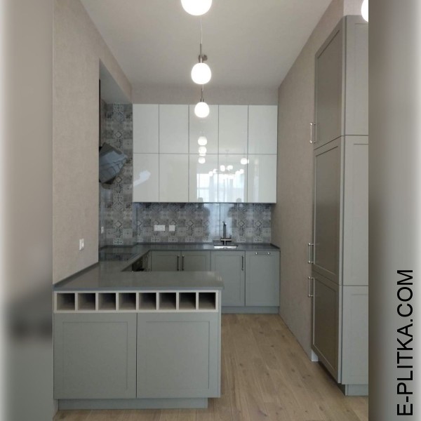 Матовая кухня серого цвета со шкафами белый глянец