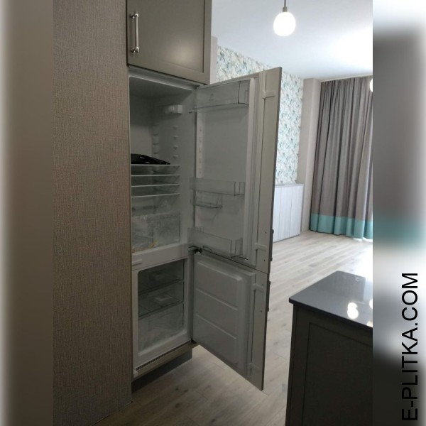 Матовая кухня серого цвета со шкафами белый глянец