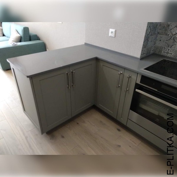 Матовая кухня серого цвета со шкафами белый глянец