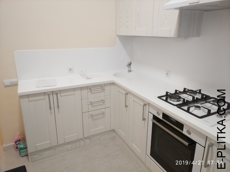 Белоснежная кухня из массива дуба