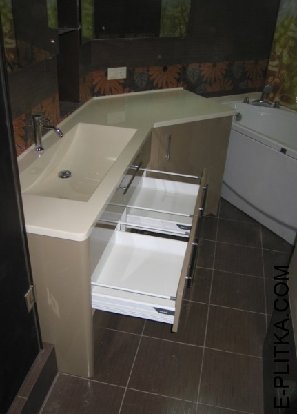 Кутова шафа для ванної кімнати зі стільницею