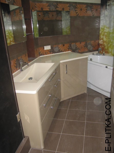 Кутова шафа для ванної кімнати зі стільницею