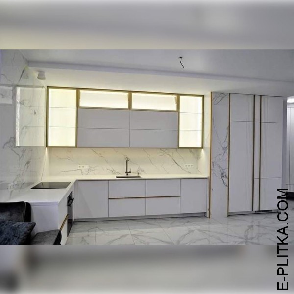 Белая кухня с профильными ручками в золотом цвете