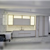 Біла кухня з профільними ручками у золотому кольорі