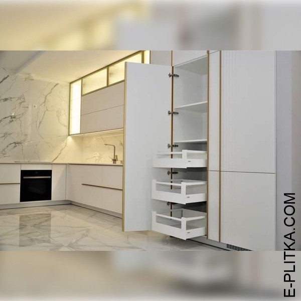 Белая кухня с профильными ручками в золотом цвете