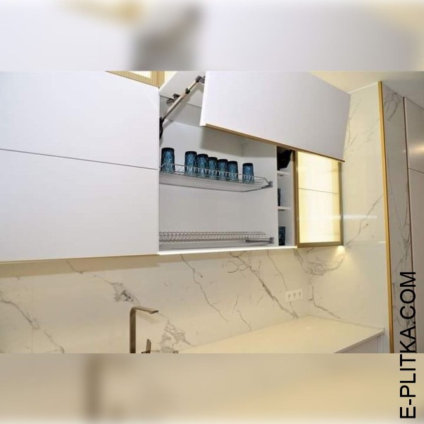 Белая кухня с профильными ручками в золотом цвете