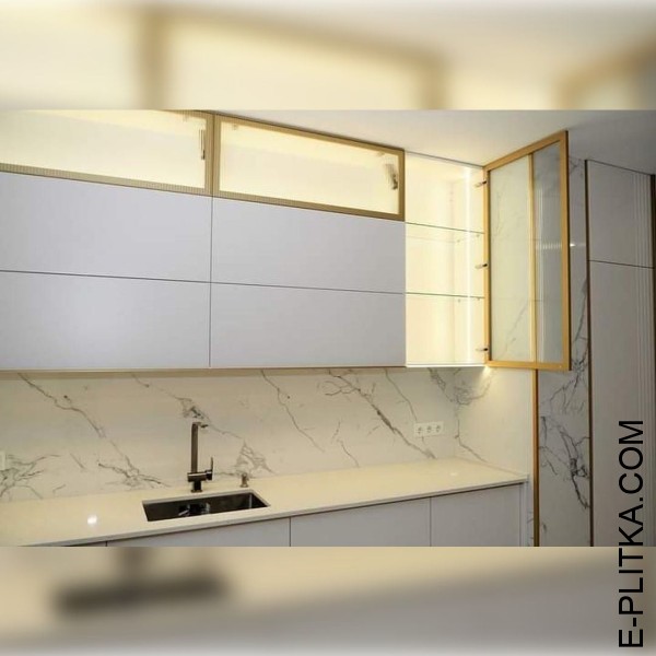 Белая кухня с профильными ручками в золотом цвете