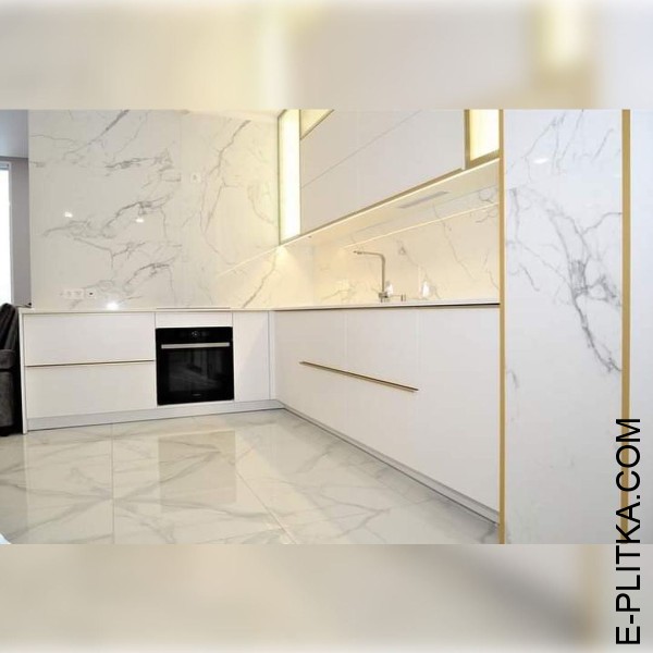 Белая кухня с профильными ручками в золотом цвете
