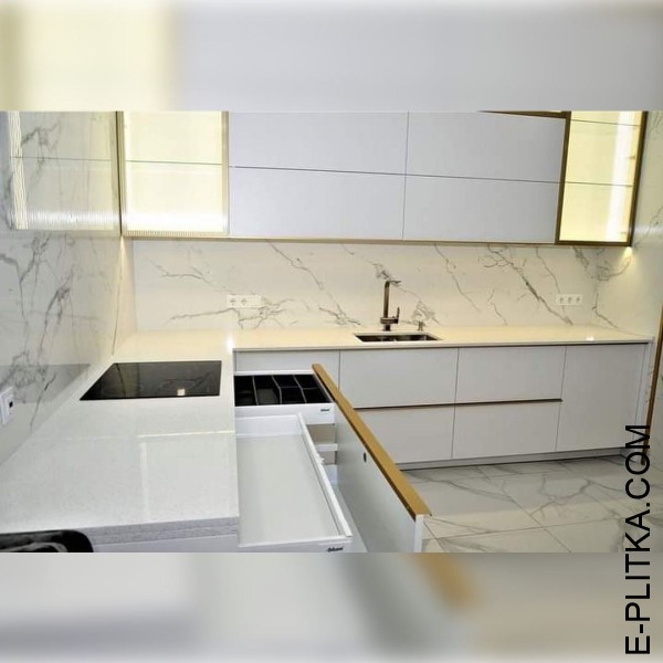 Белая кухня с профильными ручками в золотом цвете