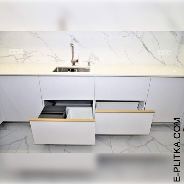 Белая кухня с профильными ручками в золотом цвете