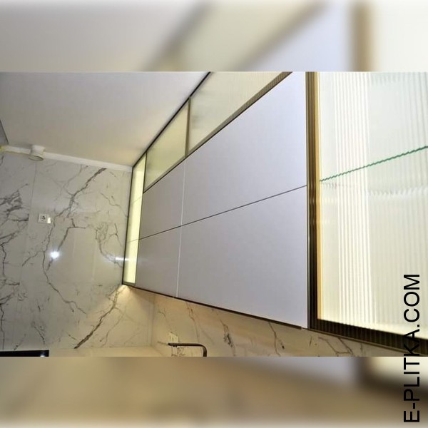 Белая кухня с профильными ручками в золотом цвете