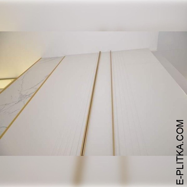 Белая кухня с профильными ручками в золотом цвете