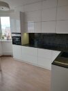 Большая глянцевая кухня в угловом исполнении