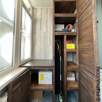 Дерев`яна шафа на балкон з жалюзійними дверками