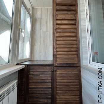 Дерев`яна шафа на балкон з жалюзійними дверками