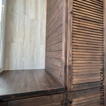 Дерев`яна шафа на балкон з жалюзійними дверками