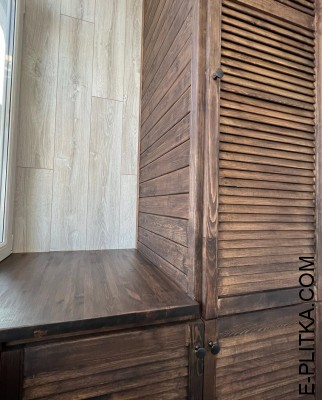 Деревянный шкаф на балкон с жалюзийными дверками