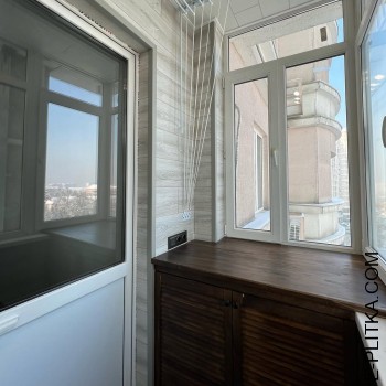 Дерев`яна шафа на балкон з жалюзійними дверками