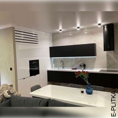 Акрилова кухня з білими вбудованими шафами та чорними консолями