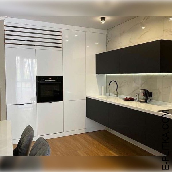 Акрилова кухня з білими вбудованими шафами та чорними консолями