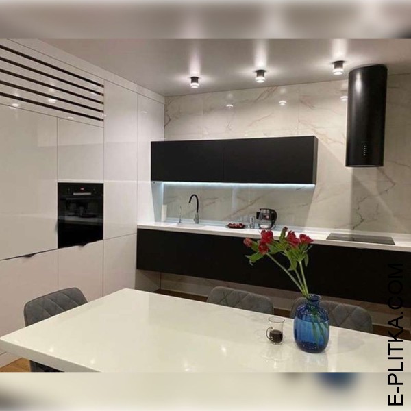 Акрилова кухня з білими вбудованими шафами та чорними консолями