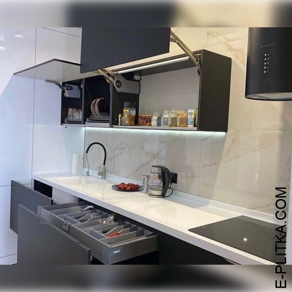 Акрилова кухня з білими вбудованими шафами та чорними консолями