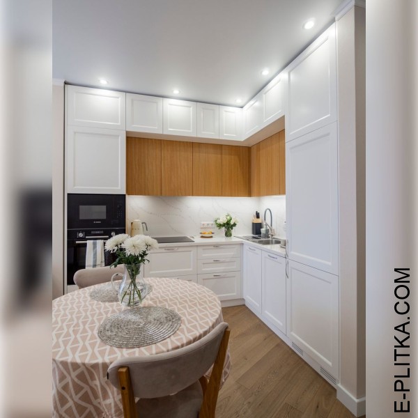 Светлая кухня в стиле эклектика с деревянными акцентами