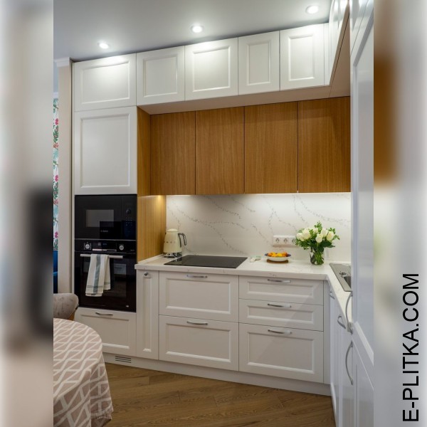 Светлая кухня в стиле эклектика с деревянными акцентами