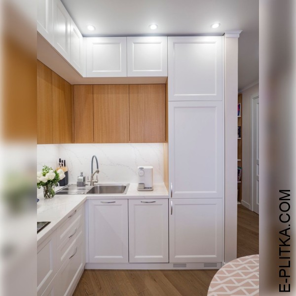 Светлая кухня в стиле эклектика с деревянными акцентами