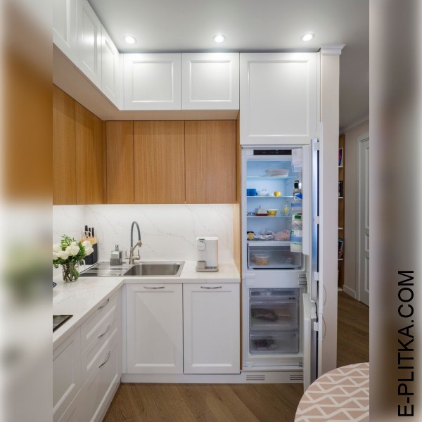 Светлая кухня в стиле эклектика с деревянными акцентами