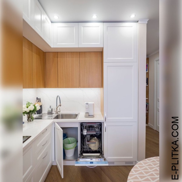 Светлая кухня в стиле эклектика с деревянными акцентами