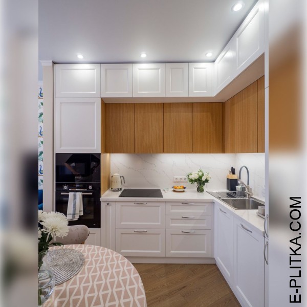 Светлая кухня в стиле эклектика с деревянными акцентами