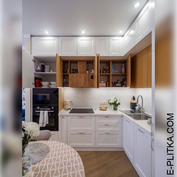 Светлая кухня в стиле эклектика с деревянными акцентами